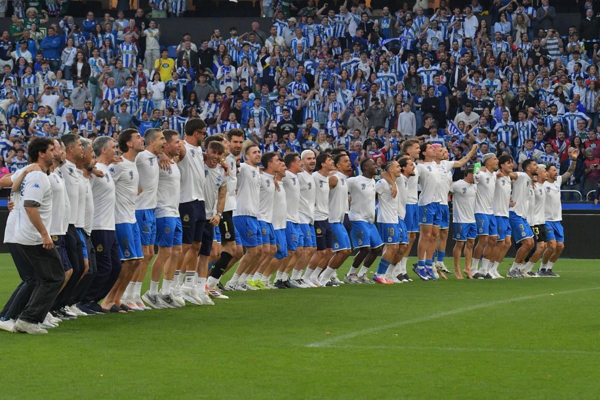 Así fue la invasión de aficionados en el campo en la celebración tras el partido en Riazor