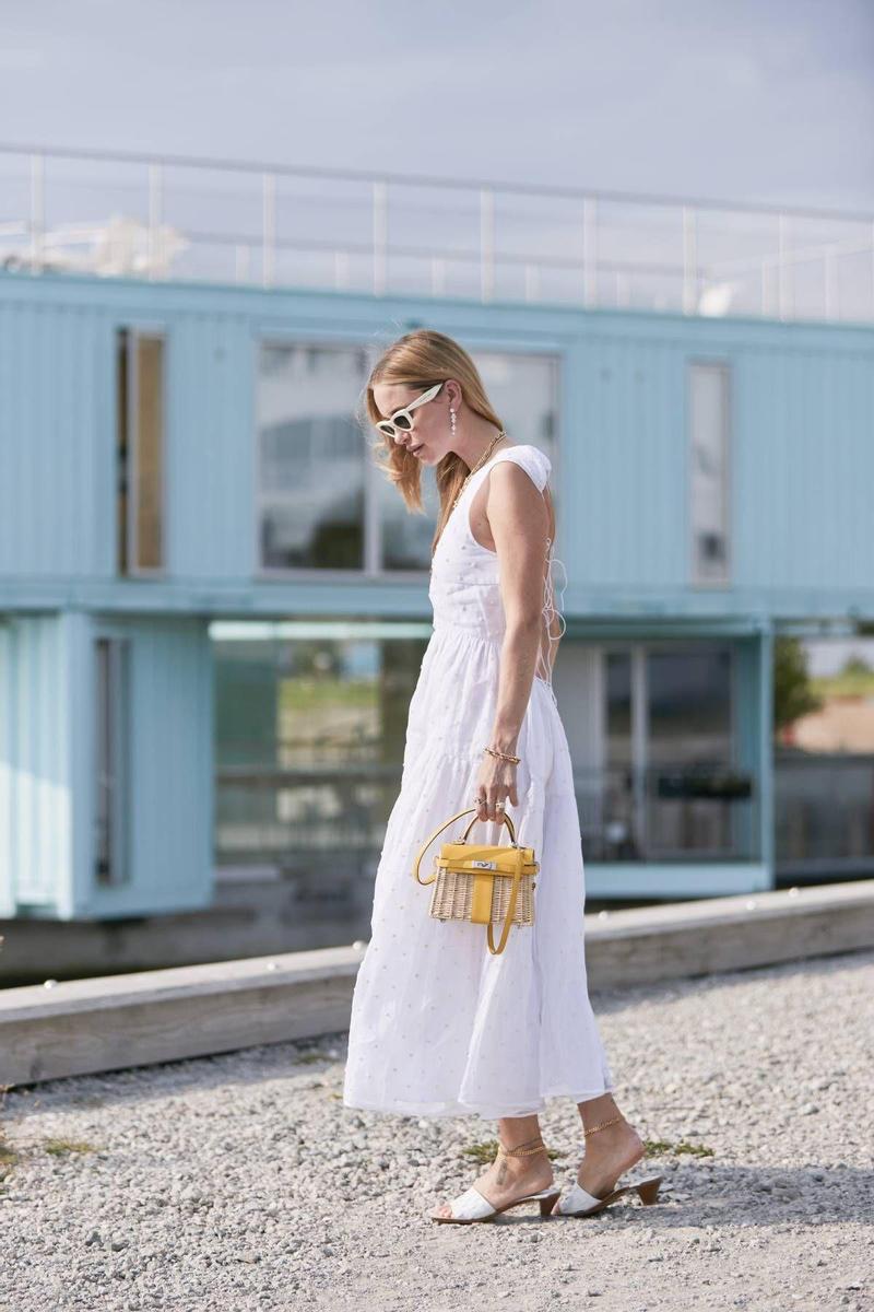 Look 'total white' con vestido largo, visto en el 'street style' de Copenhague