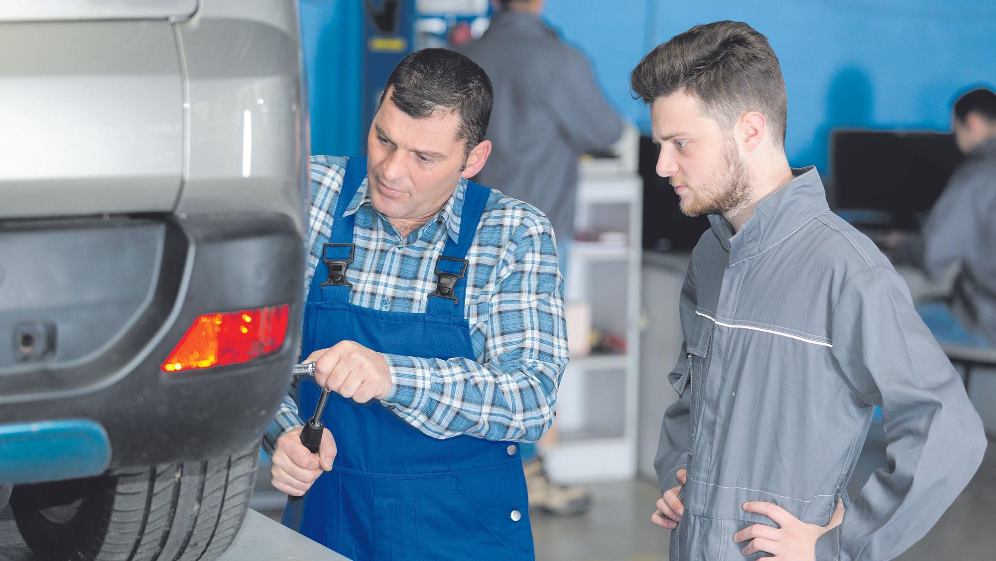 Un alumno en prácticas en una empresa de automoción.