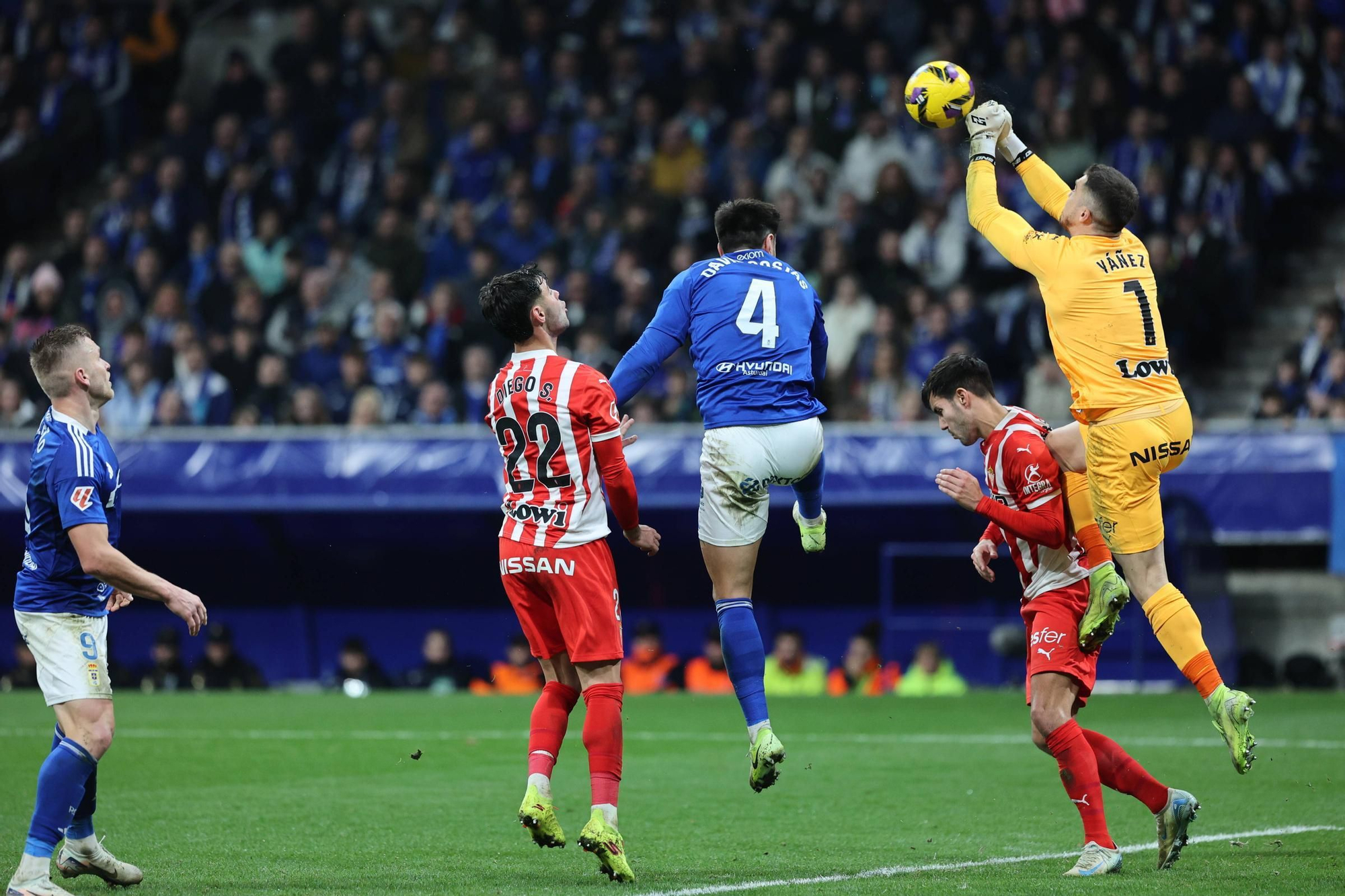 Así fue el derbi asturiano: todas las fotos del encuentro entre el Oviedo y el Sporting en el Tartiere