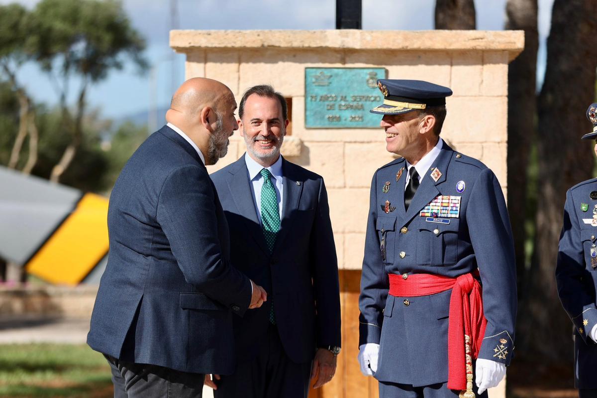 El alcalde de Palma, Jaime Martínez; el presidente del Parlament, Gabriel Le Senne; y el General Francisco Braco, Jefe de Estado Mayor del Ejército del Aire y del Espacio