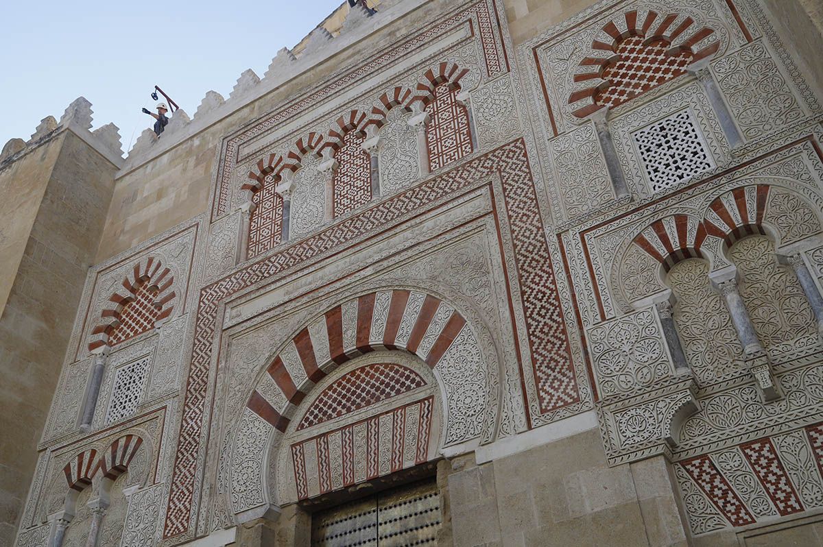 Así luce la puerta de la Concepción Antigua de la Mezquita tras su restauración