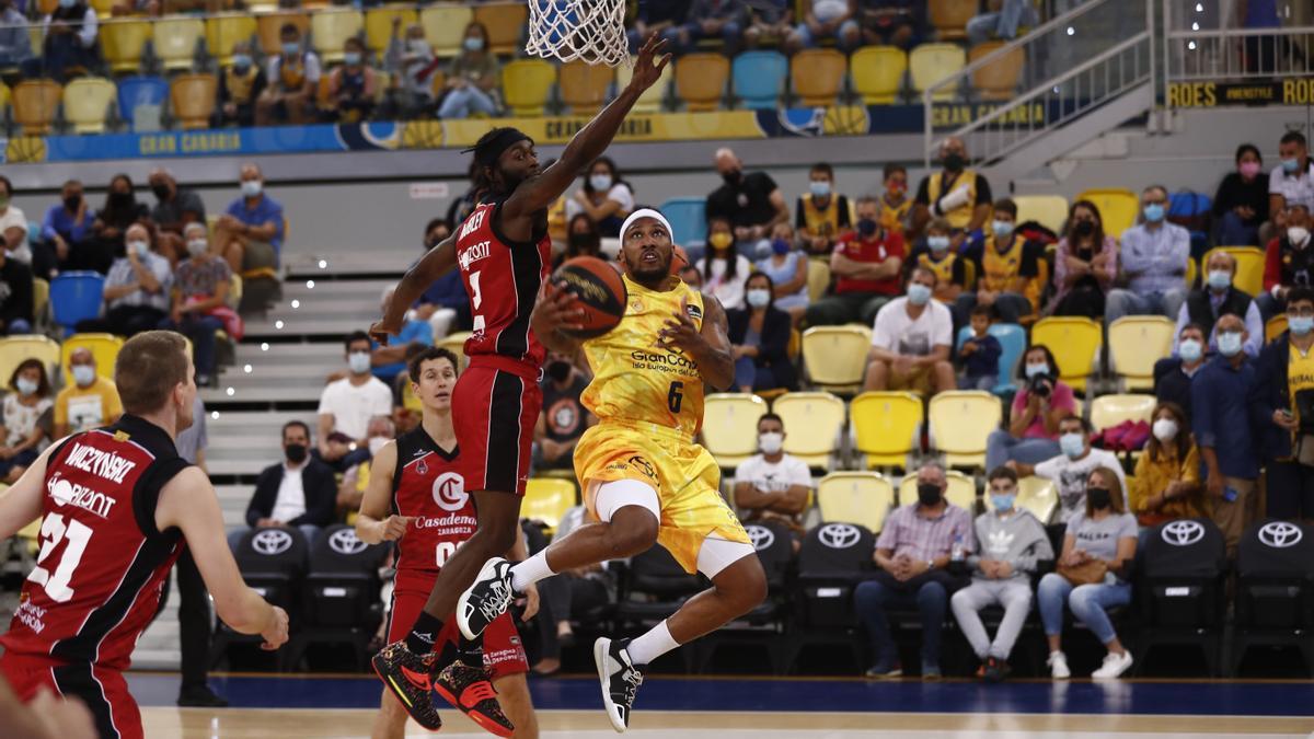 Mobley no puede parar a Albicy durante el partido en Gran Canaria.