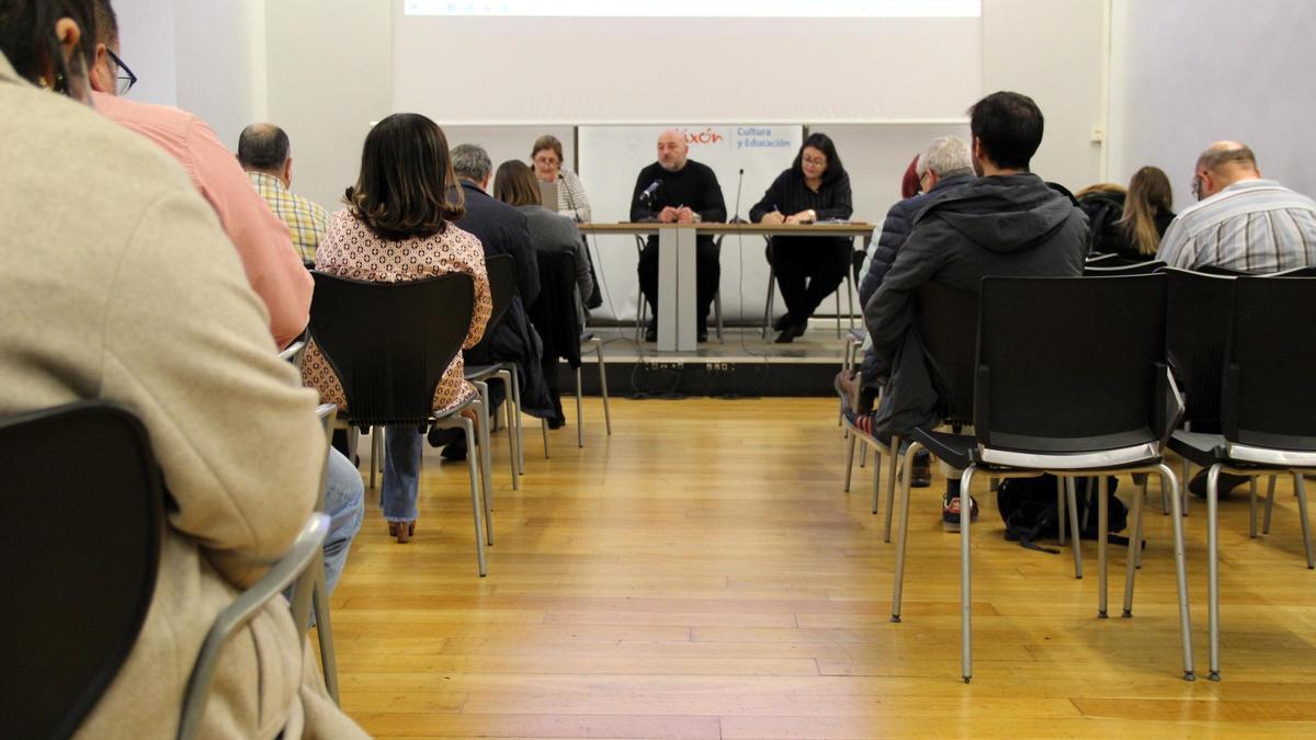Un momento del consejo, en el Antiguo Instituto. En la mesa, por la izquierda, Teresa Álvarez, Guzmán Pendás y Amada Corces.