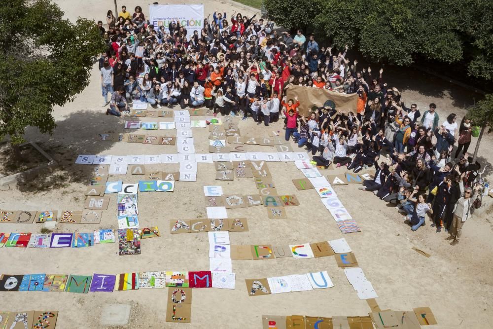 'Scrabble humano' en València por el derecho a la educación y el medio ambiente