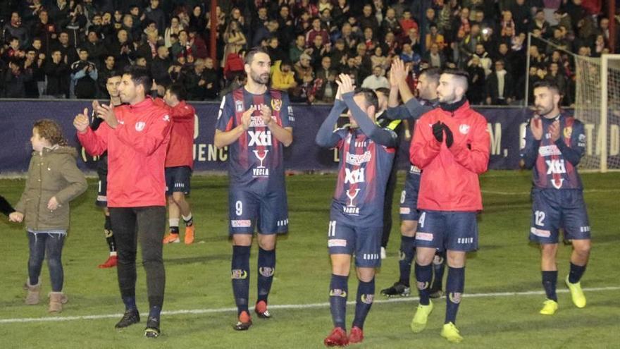 Los jugadores del Yeclano agradecen el apoyo a sus aficionados.