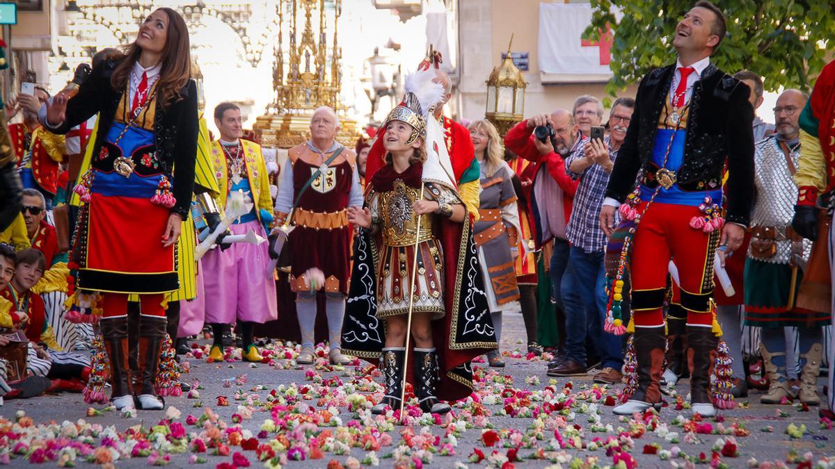 El Sant Jordiet de 2023 durante la Procesión de la Reliquia, que en el calendario festero tradicional de Alcoy se celebra el 23 de abril.