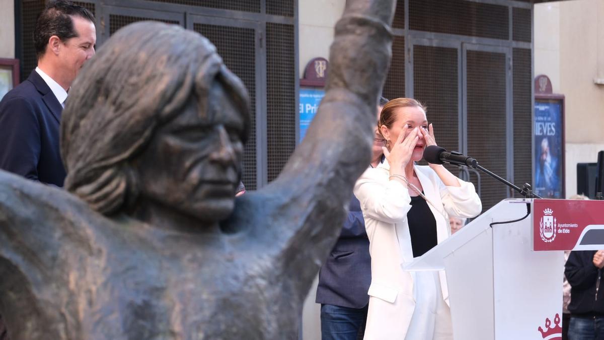 Las lágrimas de la hija de Antonio Gades al recordar a su padre.