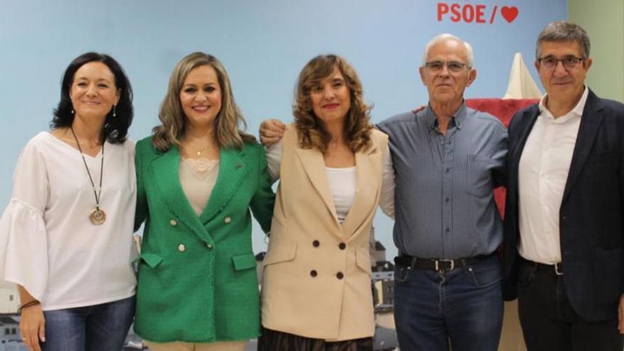 Crespín, Serrano y López, junto a familiares de Antonio de los Ríos.