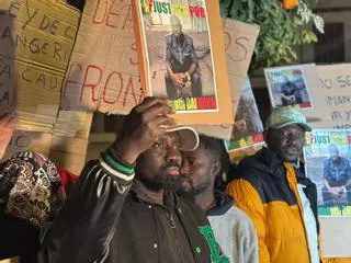 Manifestación de la comunidad senegalesa por Mamouth Bakhoum en la Plaza de la Gavidia.