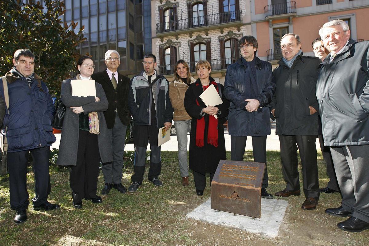 La placa es va inaugurar el febrer de 2014 amb Carles Puigdemont com alcalde.