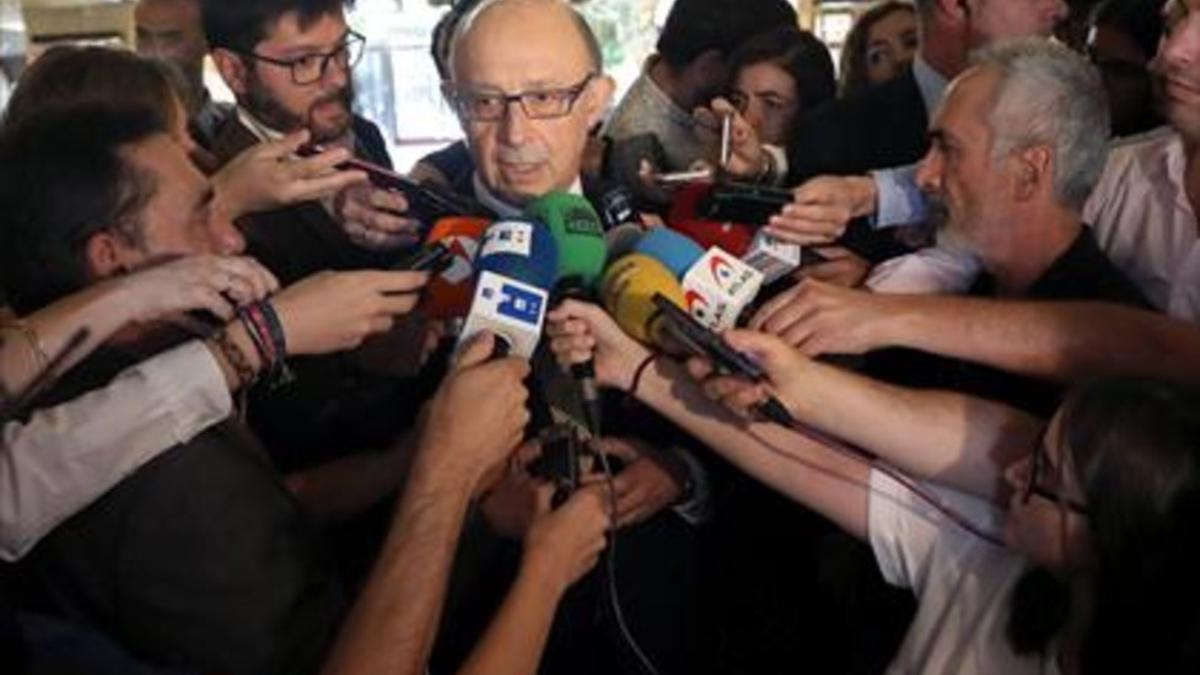 El ministro de Hacienda y Función Pública, Cristóbal Montoro, realizando declaraciones, ayer.