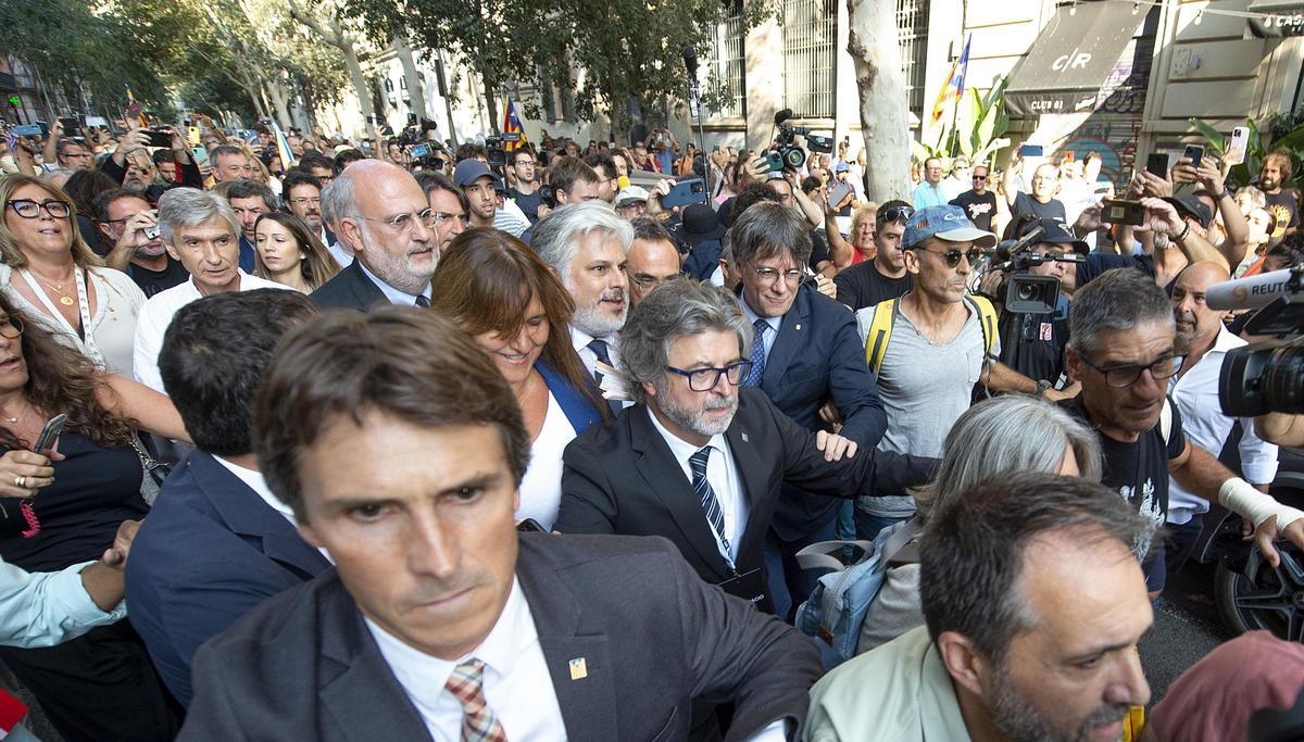 Carles Puigdemont aparece por la calle Trafalgar para acudir al acto de bienvenida preparado para recibir al ex president en su regreso a Catalunya