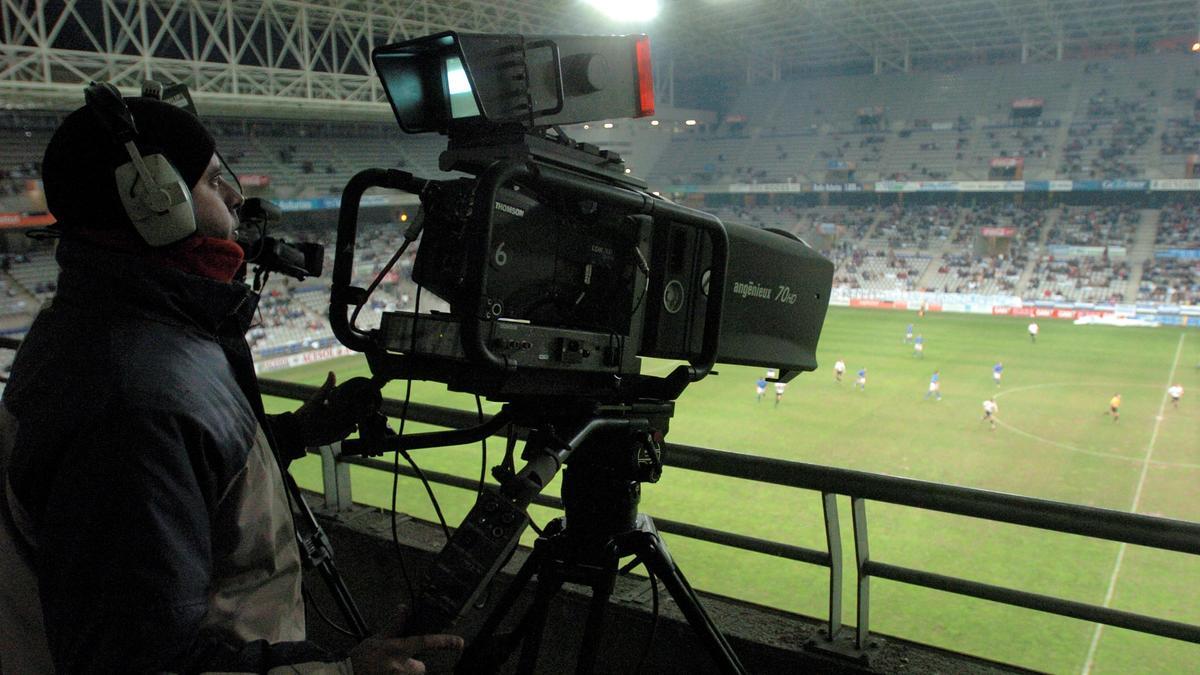 Cámara de televisión durante un partido de fútbol.