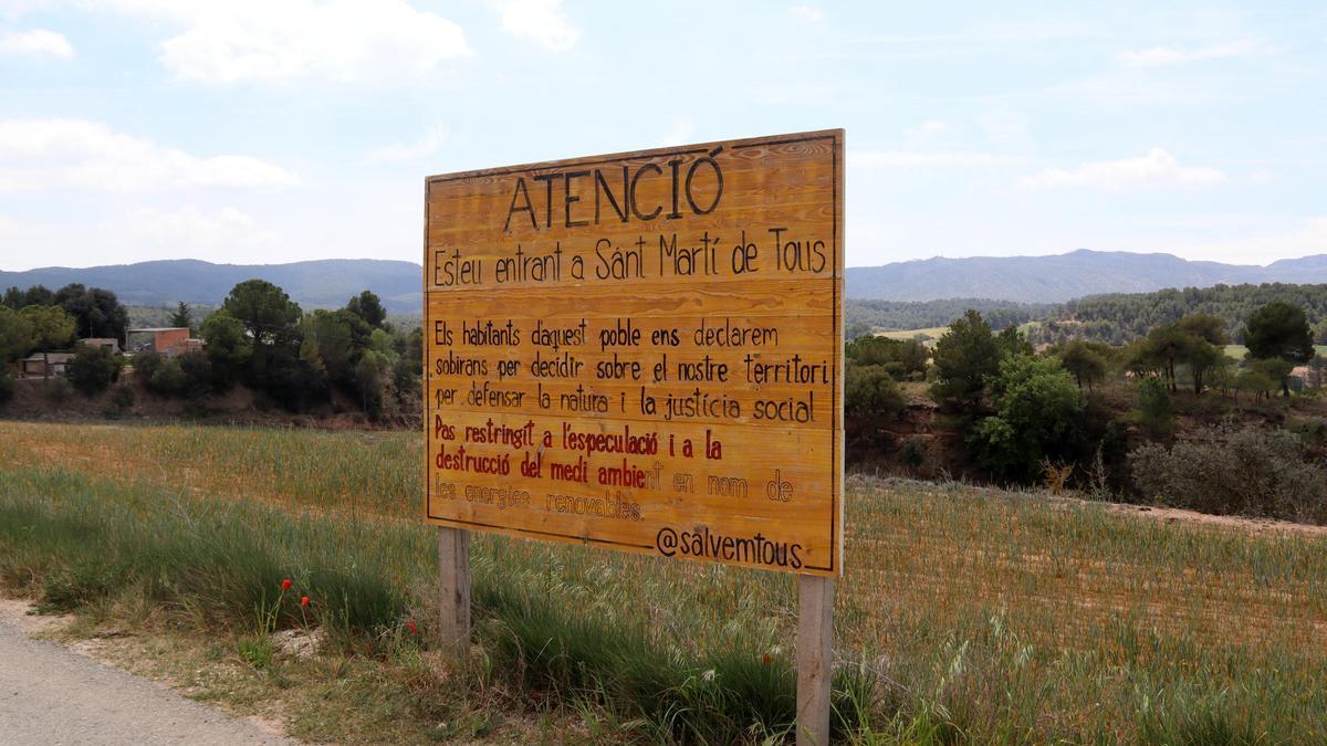 Un cartell alerta que els veïns de Sant Martí de Tous s'han declarat sobirans per decidir sobre el territori i defensar la natura i la justícia social
