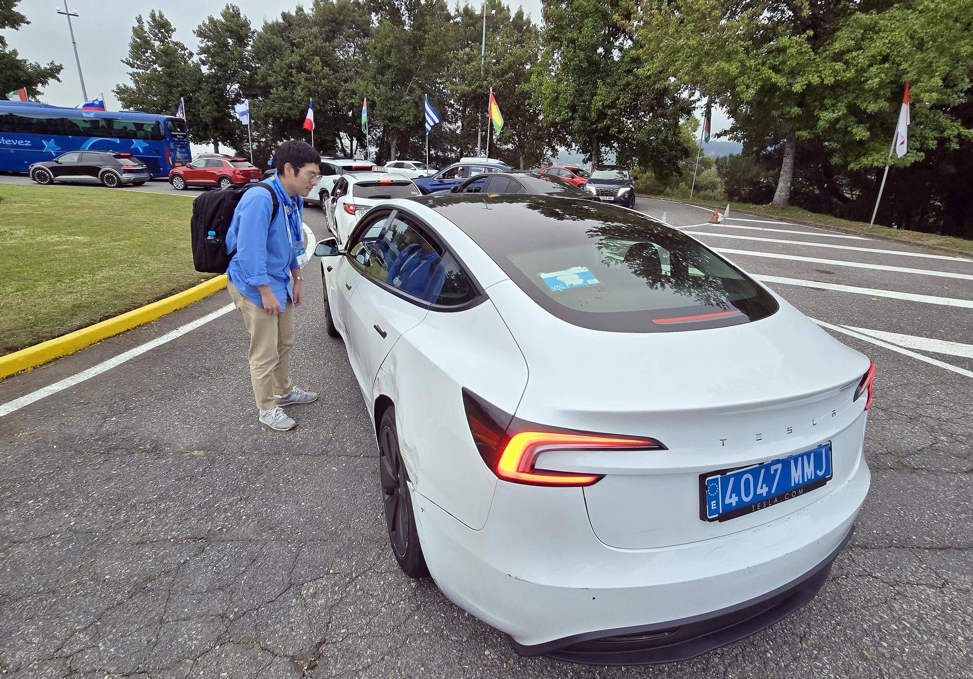 Atasco de vehículos en los accesos al Ifevi, con un cliente ante un VTC