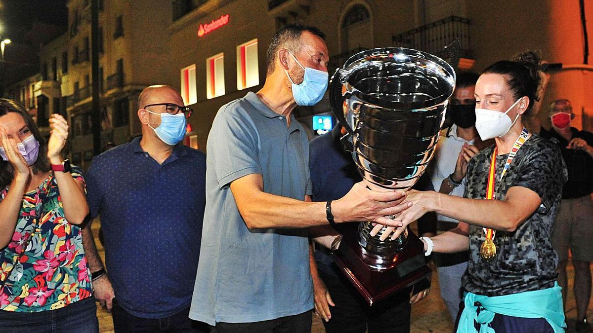 La capitana María Flores entrega la Copa al alcalde, Carlos González 