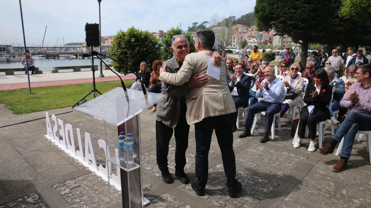 Camilo Macenlle (de frente), saluda al líder del PSOE de Moaña en un acto de campaña en Cangas. |   // S.Á.