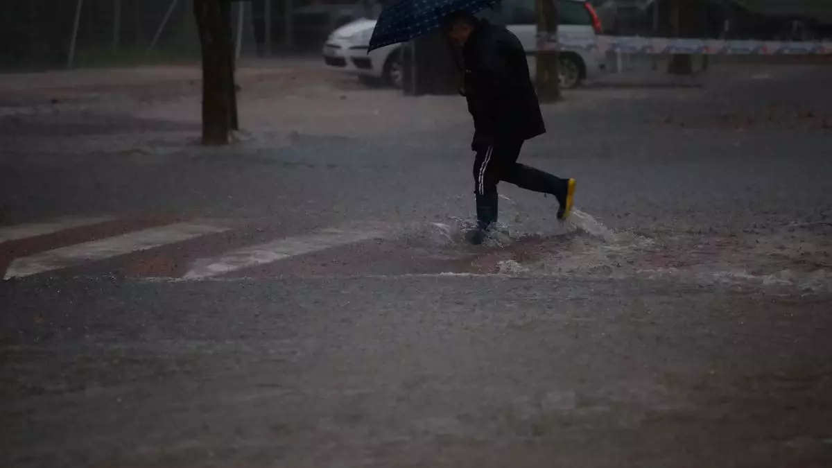 Las lluvias provocan el derrumbe del techo de una casa y la evacuación de vecinos en l’Alcúdia