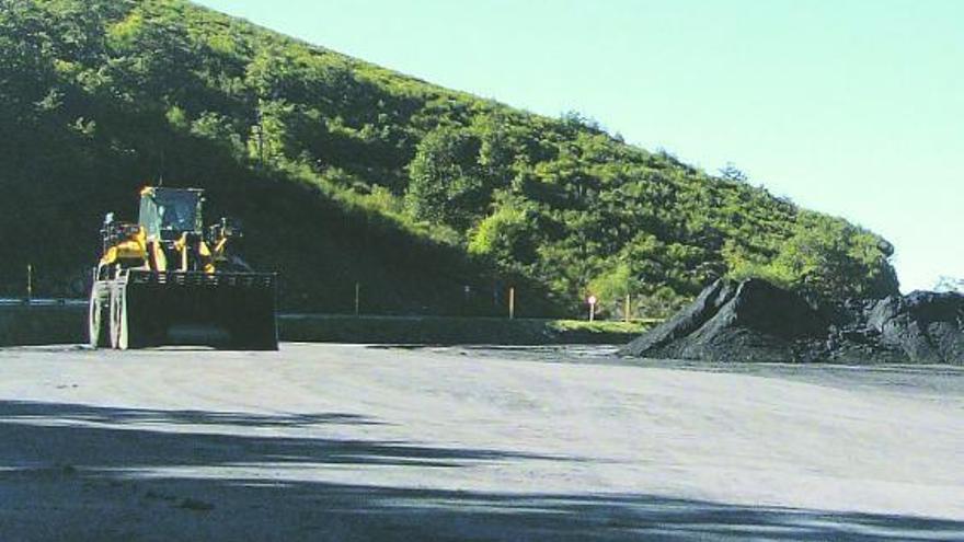 Maquinaria parada en la mina a cielo abierto de Tormaleo ayer por la tarde.