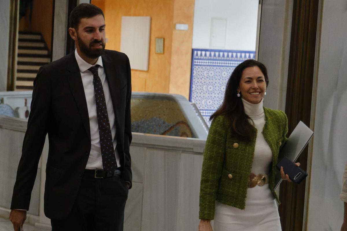 José Ángel Antelo y Virginia Martínez, en los pasillos de la Asamblea Regional cuando formaban parte del Grupo Parlamentario Vox.