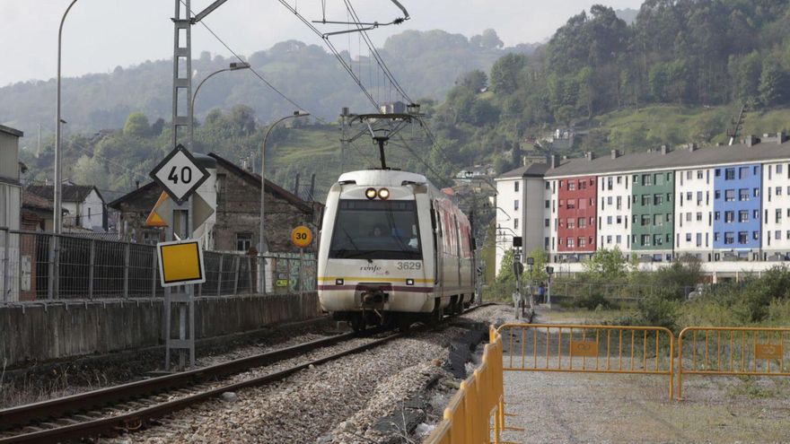 El colectivo de viajeros &quot;Asturias al tren&quot; pide seis servicios semidirectos al día &quot;como mínimo&quot; entre Gijón y Laviana
