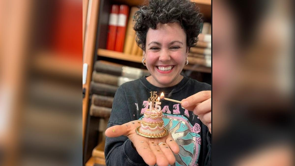Tania Rodríguez sopla las velas de su "aniversario" laboral.