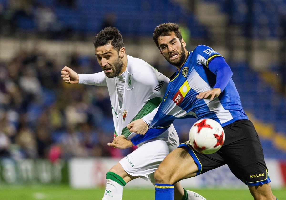Benja, con la elástica franjiverde, pugna con Mikel Santamaría en el último clásico provincial, que se jugó en 2018.