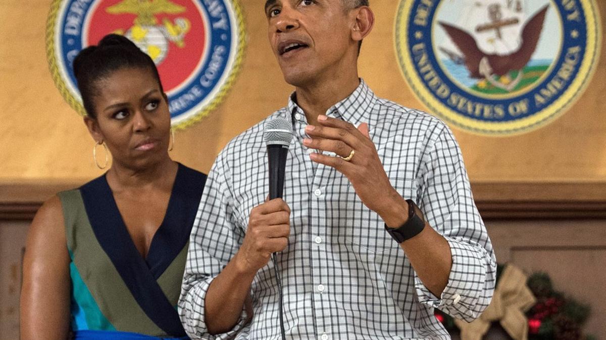 Obama, junto a su mujer, Michelle, se dirige a las tropas en la base de los Marines en Hawái, el día de Navidad.