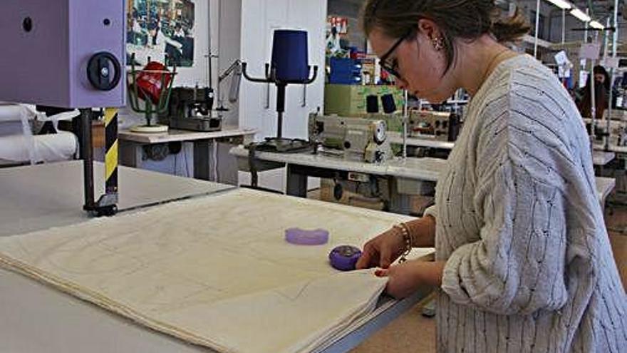 Una alumna d&#039;FP de l&#039;institut La Garrotxa, en una imatge d&#039;arxiu.