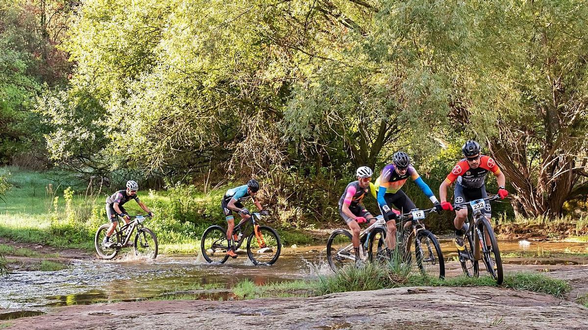 Un grup de cinc participants completa la travessa del riu Calders per un gual situat enmig del bosc | ARXIU PARTICULAR