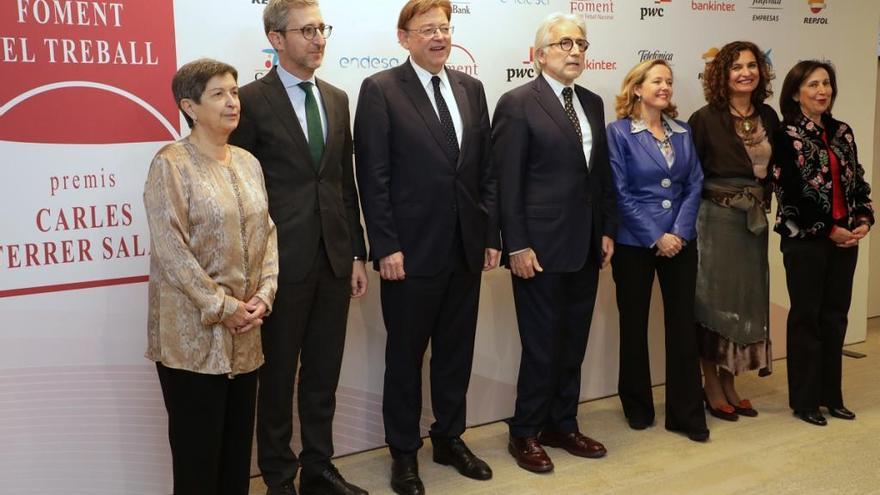 Puig y Arcadi España, ayer, con Josep Sánchez Llibre, las ministras Calviño, Montero y Robles, y Teresa Cunillera.