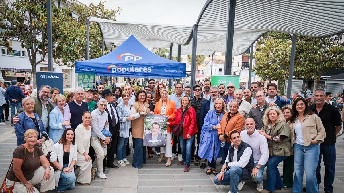 La presidenta del Comité Electoral del PP de Málaga y candidata a las elecciones autonómicas, Carolina España, participa junto a la presidenta local y alcaldesa del municipio de Torremlinos, Margarita del Cid, en una carpa informativa.