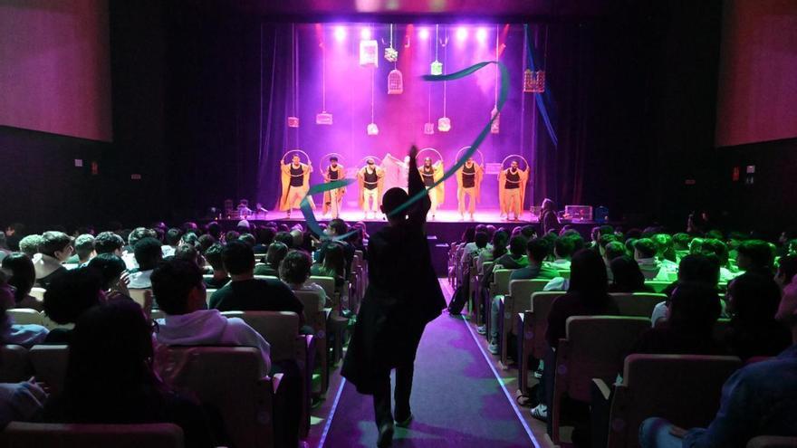500 estudiantes presencian la obra ‘Cuentos desde la celda’ en Gáldar