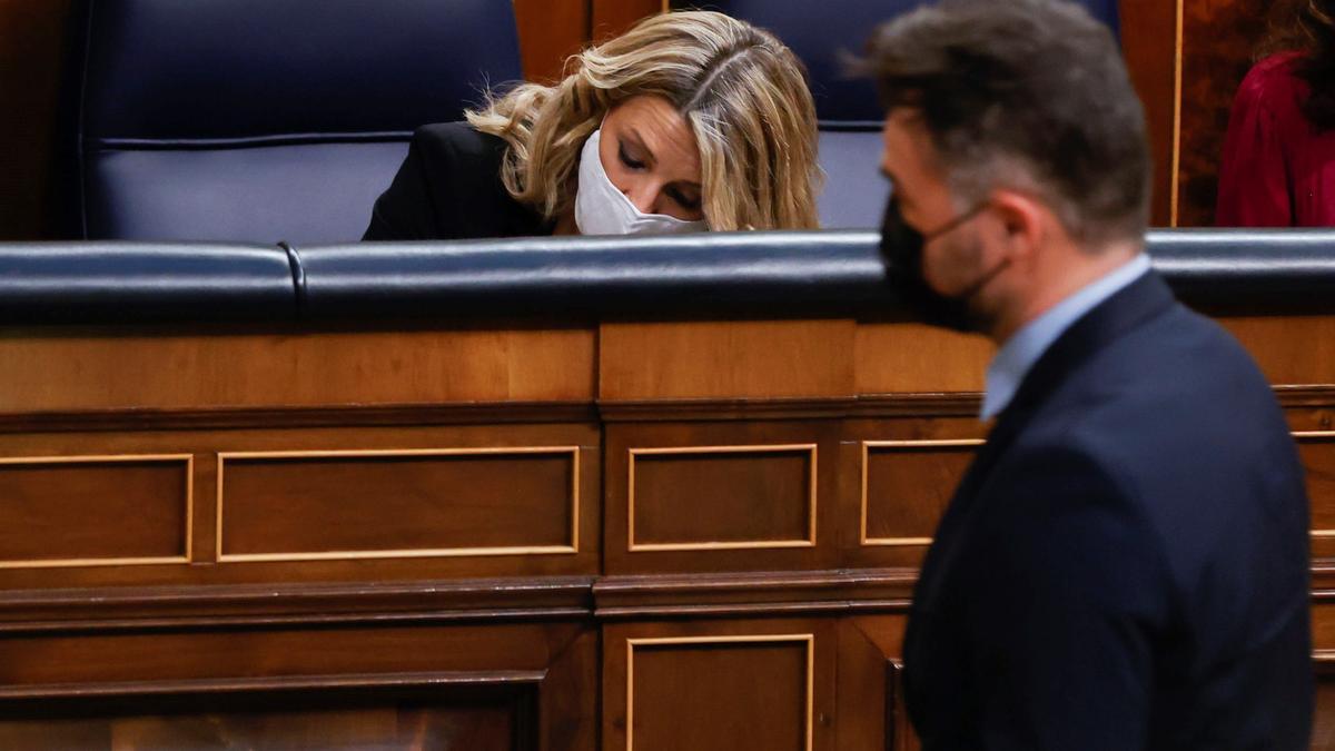 La vicepresidenta segunda, Yolanda Díaz, y el portavoz de ERC, Gabriel Rufián, el jueves pasado en el Congreso, el día que se votó la reforma laboral.