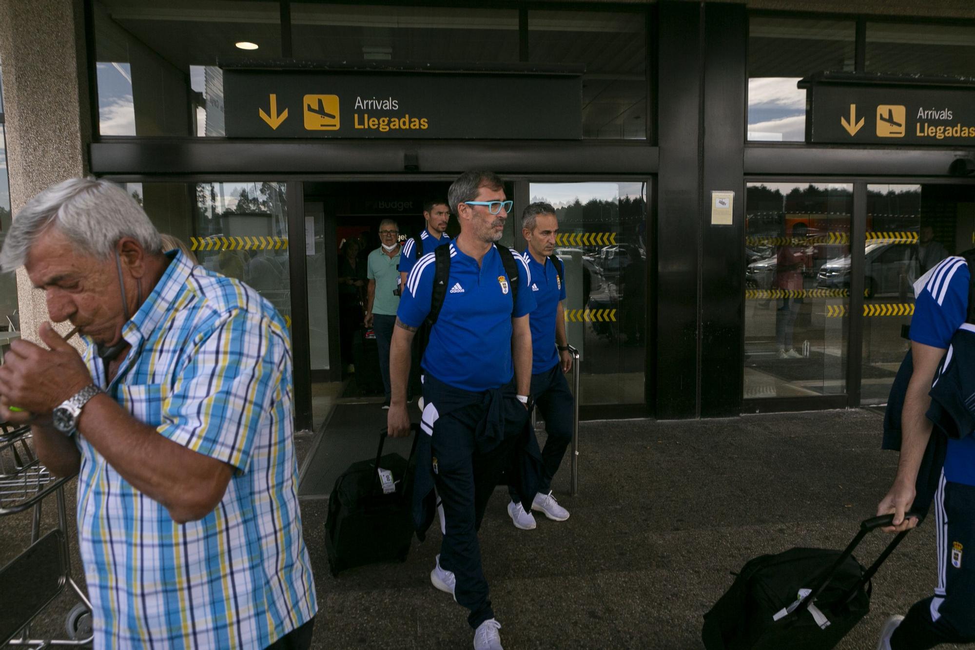 EN IMÁGENES: El Real Oviedo pisa suelo asturiano tras la destitución de Bolo y Tito Blanco