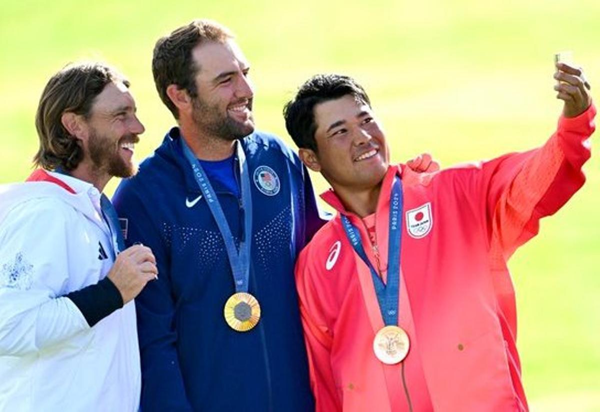 Matsuyama hace un selfie con los tres ganadores de medalla, con Scheffler como medalla de oro