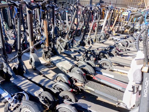 Patinetes eléctricos requisados por la Policía Local de Santa Coloma de Gramenet.