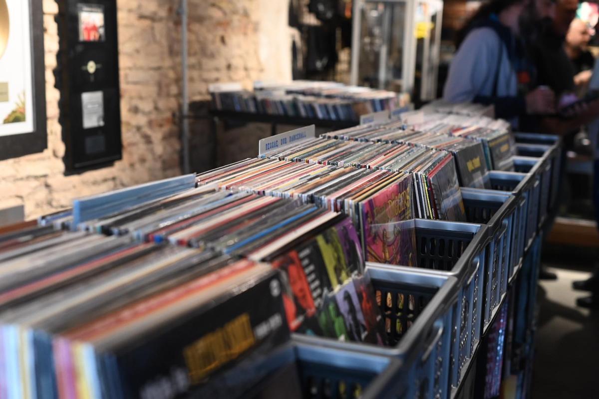 Los Violaldores del Verso inauguran su nueva tienda