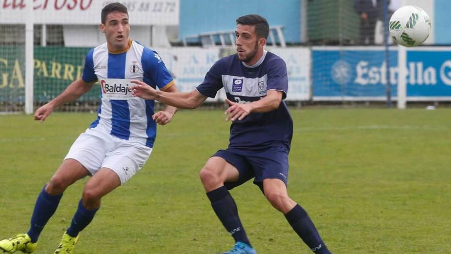 Polo, autor del gol en Llanera, pelea un balón con Pablo Suárez (Avilés).