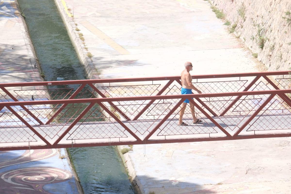 Paseando como en la playa por el cauce del Vinalopó en Elche.