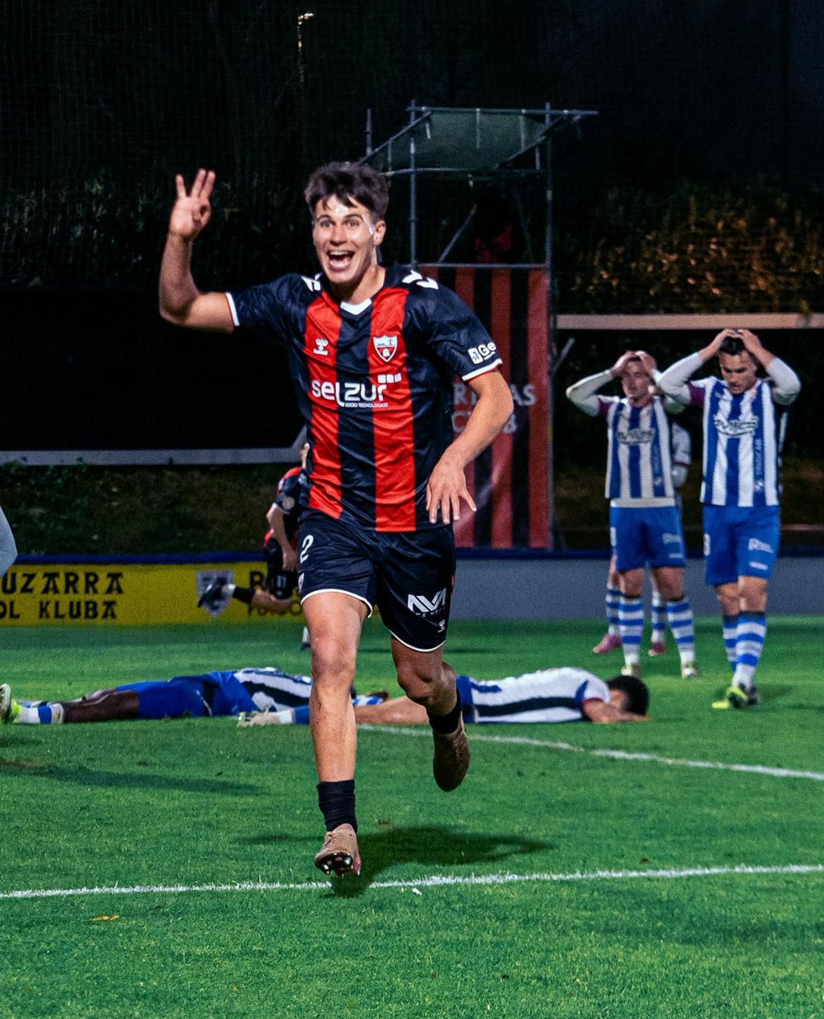 Txus Vizcay celebra el tercero de sus goles ante el Avilés