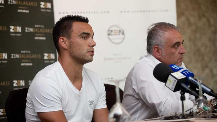 Geni, en su presentación como jugador del Avilés, junto al director general José Luis Rodríguez.