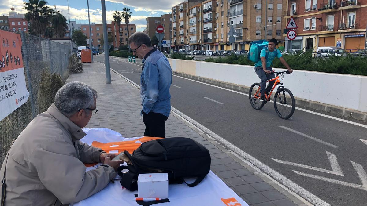 Compromís esta mañana en el puesto para contabilizar las personas que cruzaban la pasarela.