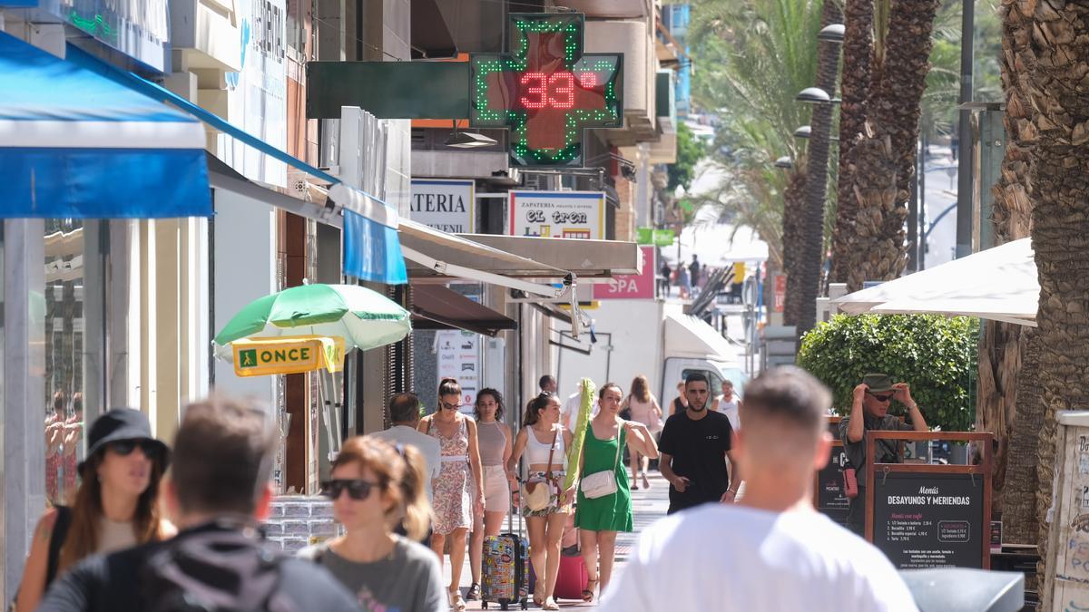 Viandantes en el centro de Alicante estos días.