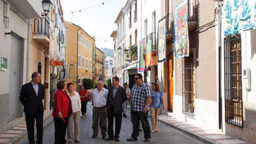 Imagen de archivo de la visita que realizó el pasado mes de septiembre la presidenta de la Diputación de Alicante Luisa Pastor a la exposición &quot;Art al Vent&quot; de Gata de Gorgos.