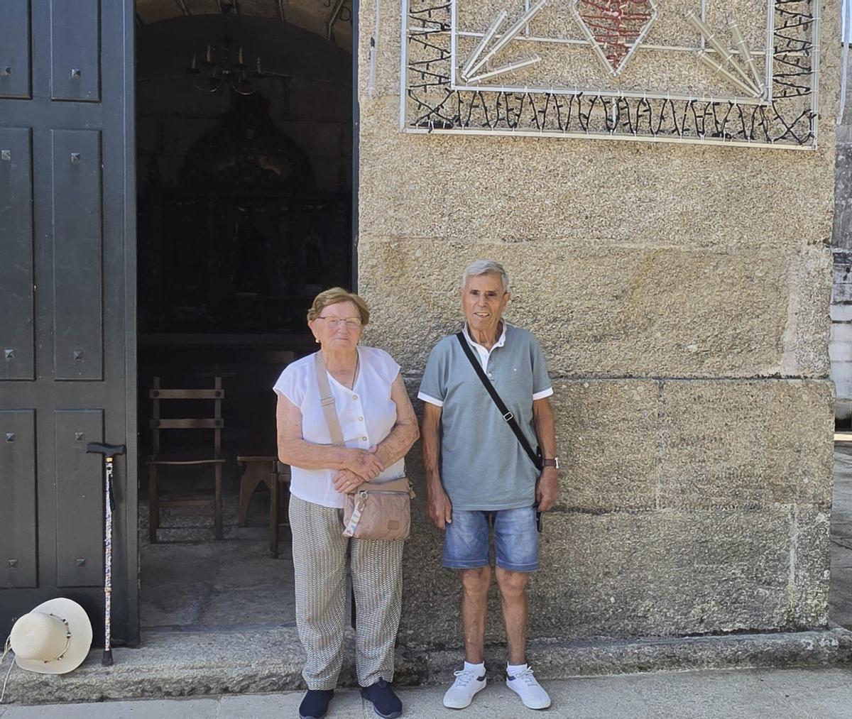 Fernando Malvido y María Trigo, este martes ante la capilla de la antigua isla de Meira. | SANTOS ÁLVAREZ
