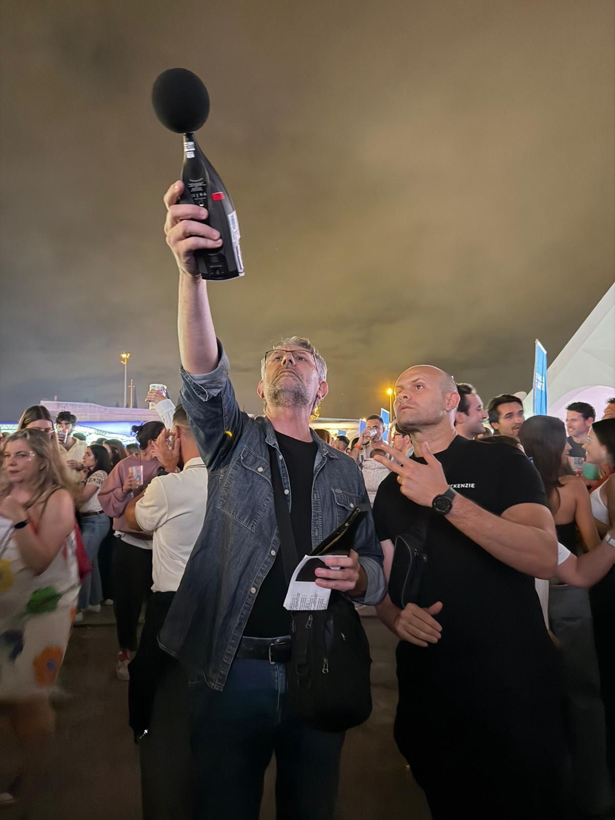Controlando los decibelios en el Festival de les Arts, que no deben superar los 85 decibelios de día y los 80 de noche.