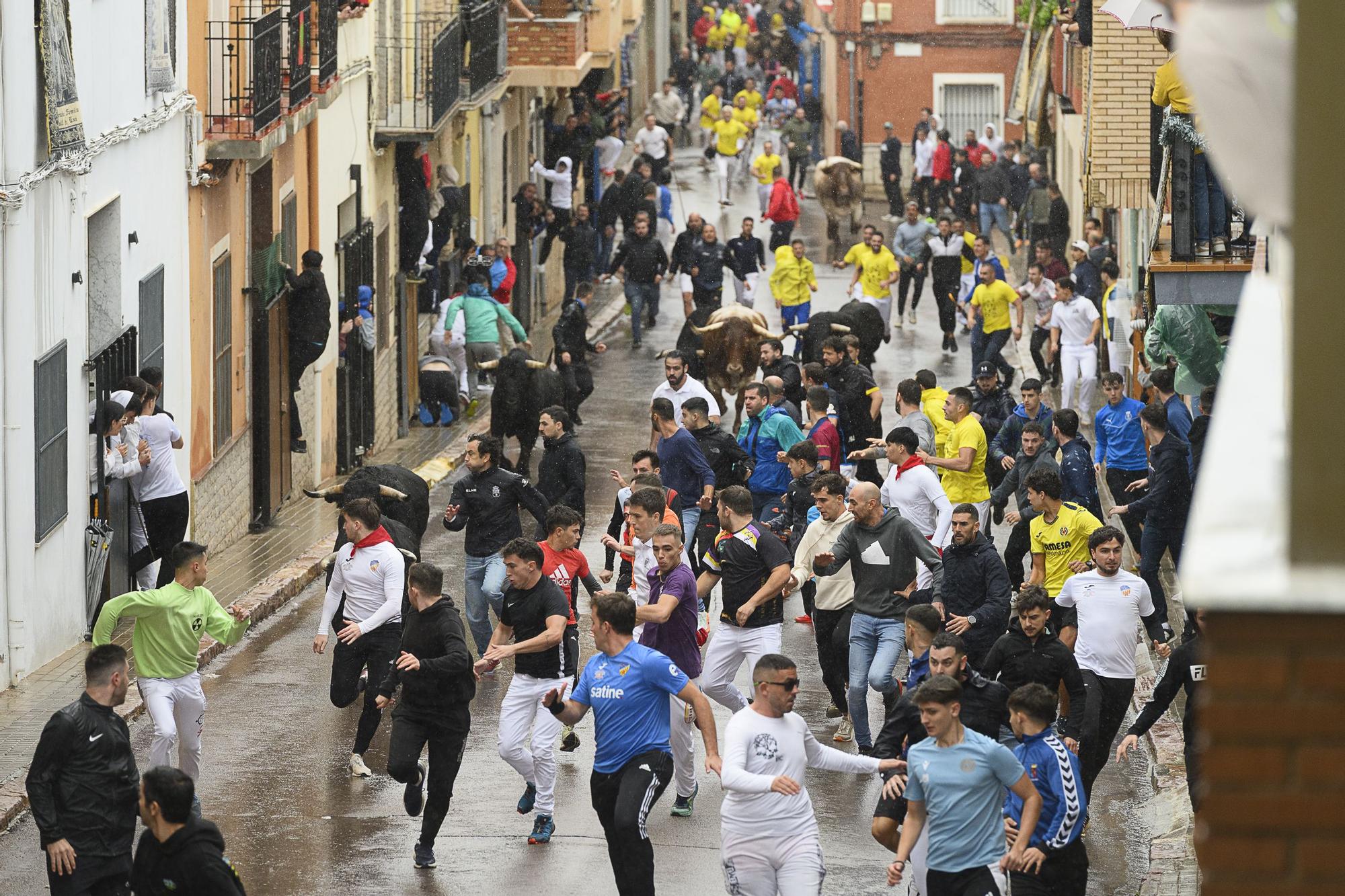 Velocidad y peligro en el histórico encierro de Victoriano del Río en la Vall d'Uixó