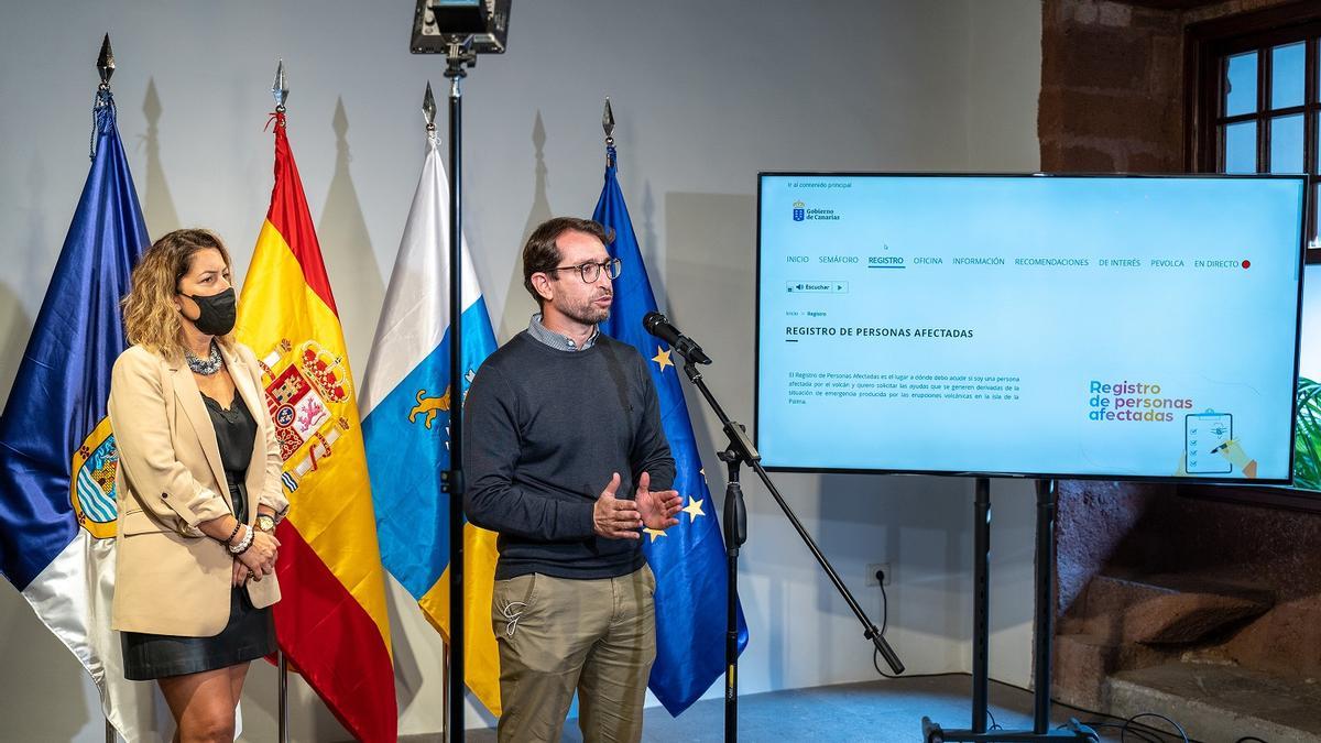 Alicia Sánchez y Antonio Olivera, hoy, en la presentación del registro único y la web para tramitar los ayudas a los damnificados por el volcán de La Palma.jpg